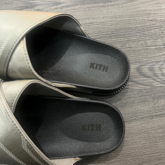 KITH Large Monogram Criss Cross Slides - Picture 4 of 7